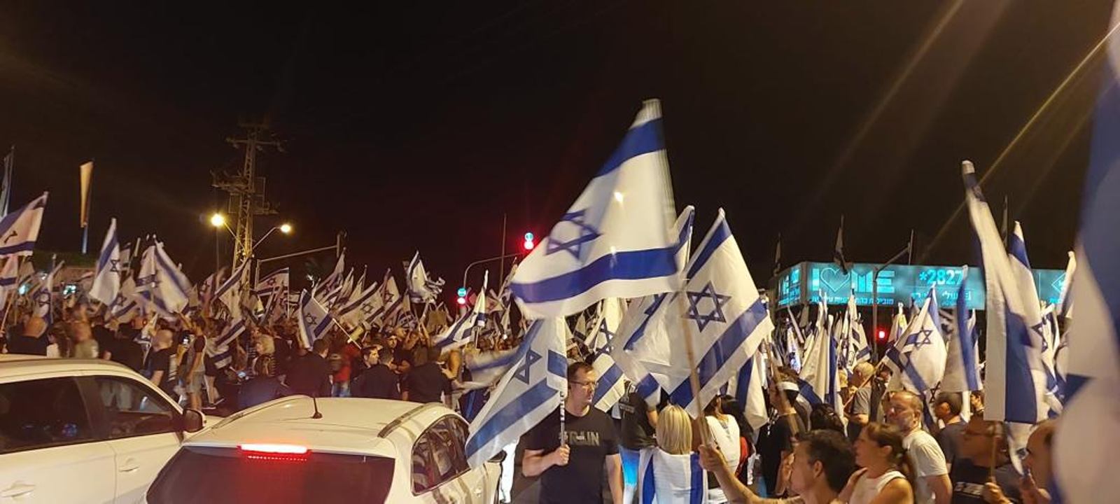 מפגינים בצומת רעננה. צילום: פרטי