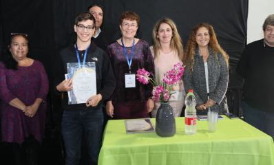 איתמר שמיר עם הפרס בו זכה. צילום: סיוון שחור, לע"מ