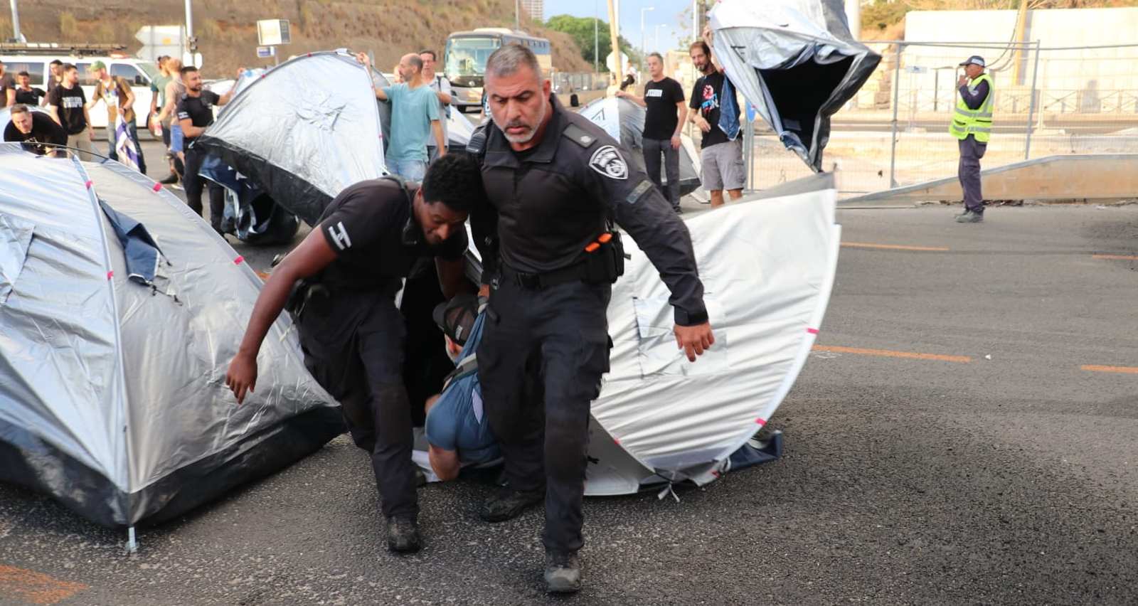 פינוי המוחים ממחלף הסירה. צילום: מטה המחאה הדמוקרטי