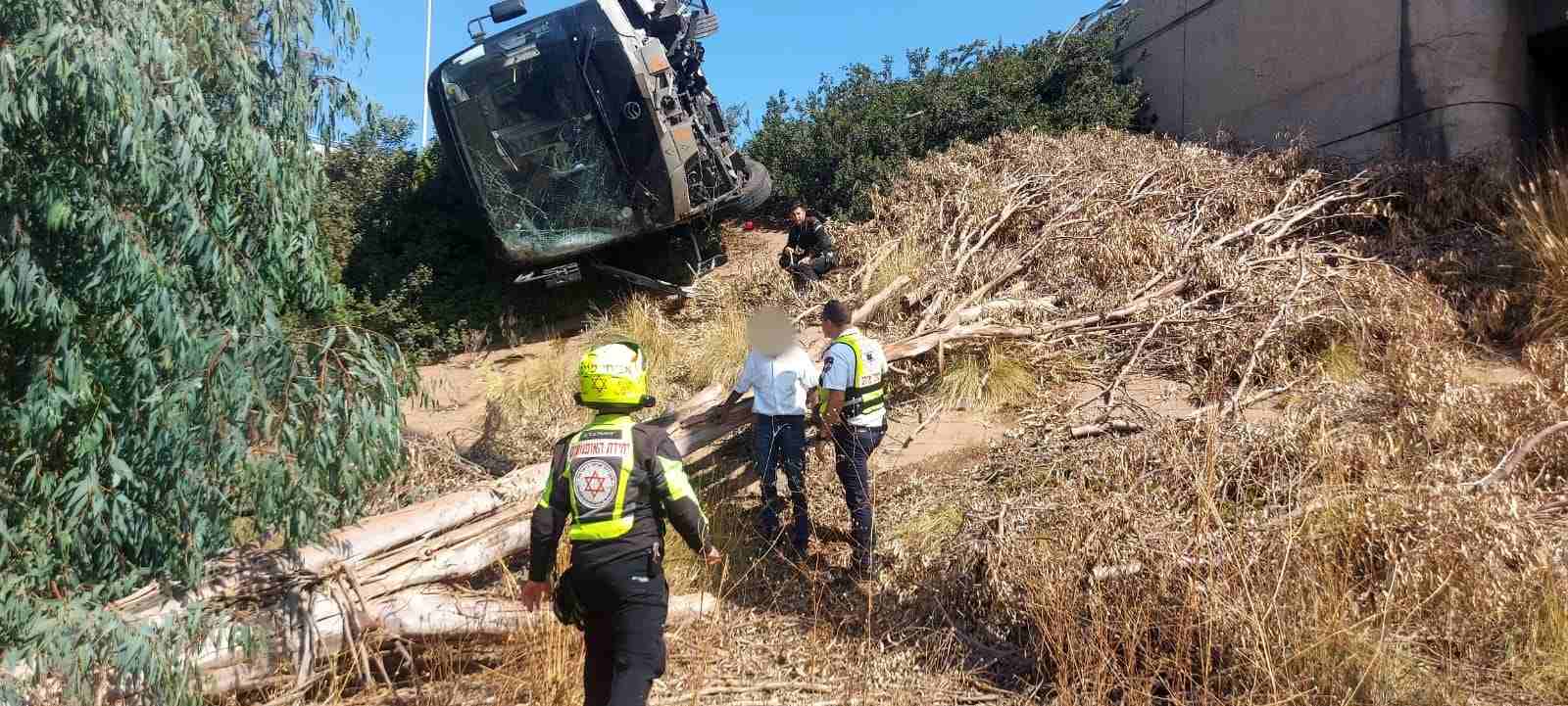 האוטובוס בתעלה. צילום: תיעוד מבצעי מד"א