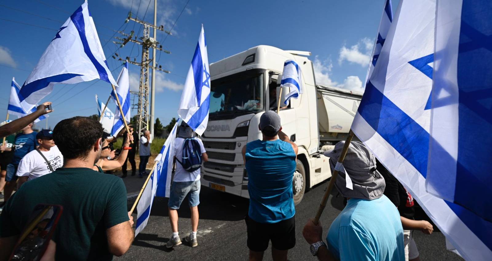 מפגינים בצומת הכפר הירוק. צילום: עידו מאירוביץ