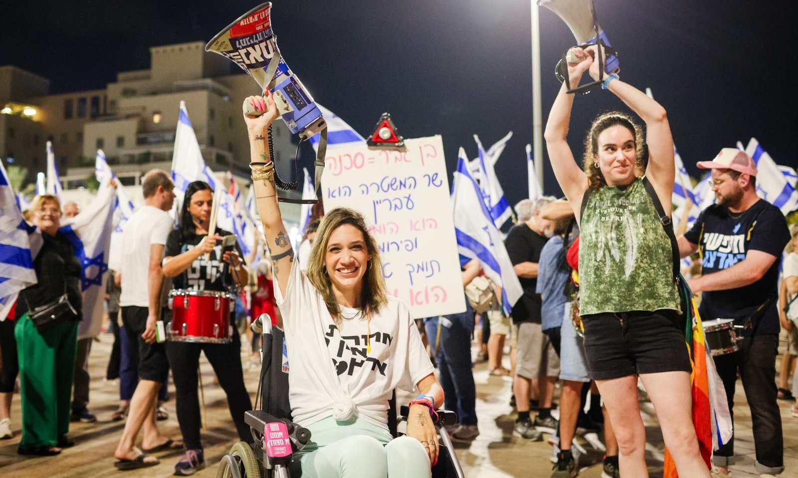 אלמוג, שנפצעה בצומת רעננה ונותרה על כסא גלגלים הגיעה להפגין בכפר סבא. צילום: אלון גלבוע