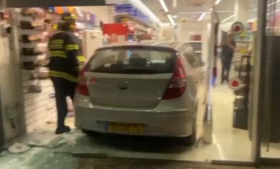 הרכב בתוך החנות. צילום: דוברות מד"א