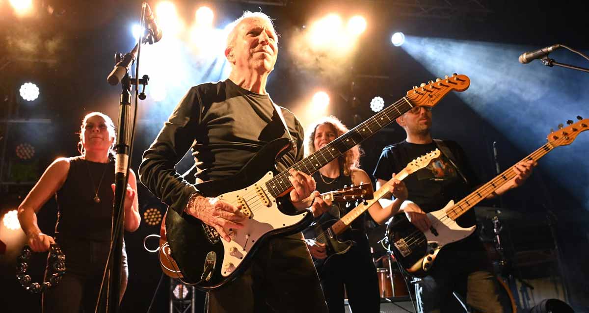 דני סנדרסון מופיע בפארק גינות הדר, כפר יונה