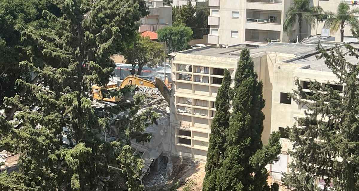הריסת מבנה בית ספר יסודי הנדיב בהרצליה