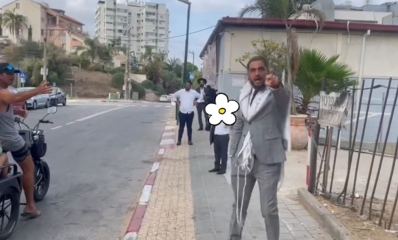 האדם שקילל מחוץ לבית הכנסת. צילום: מתוך הטוויטר