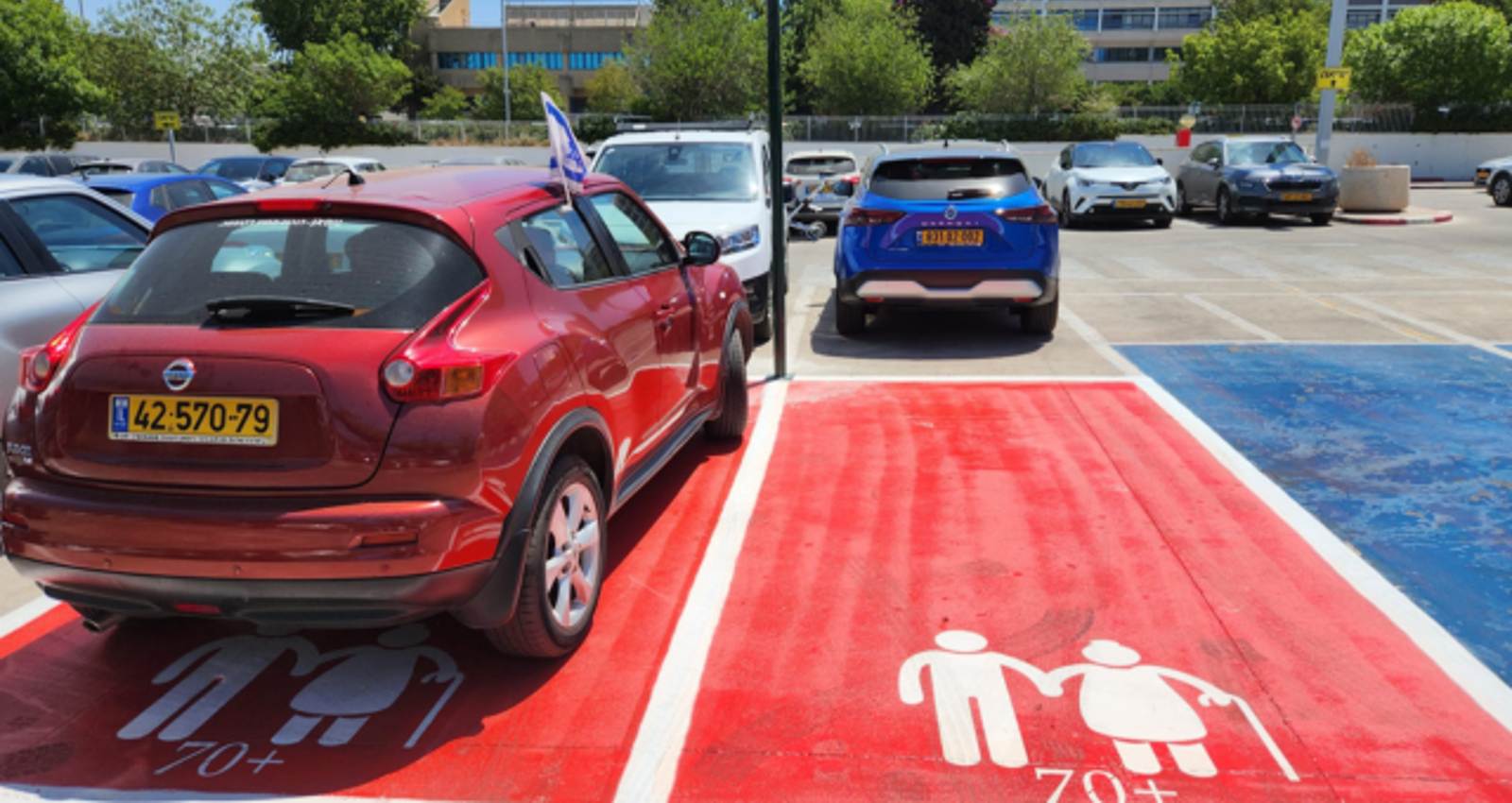 חניה ייעודיות לתושבים מעל גיל 70. צילום: עירית רעננה