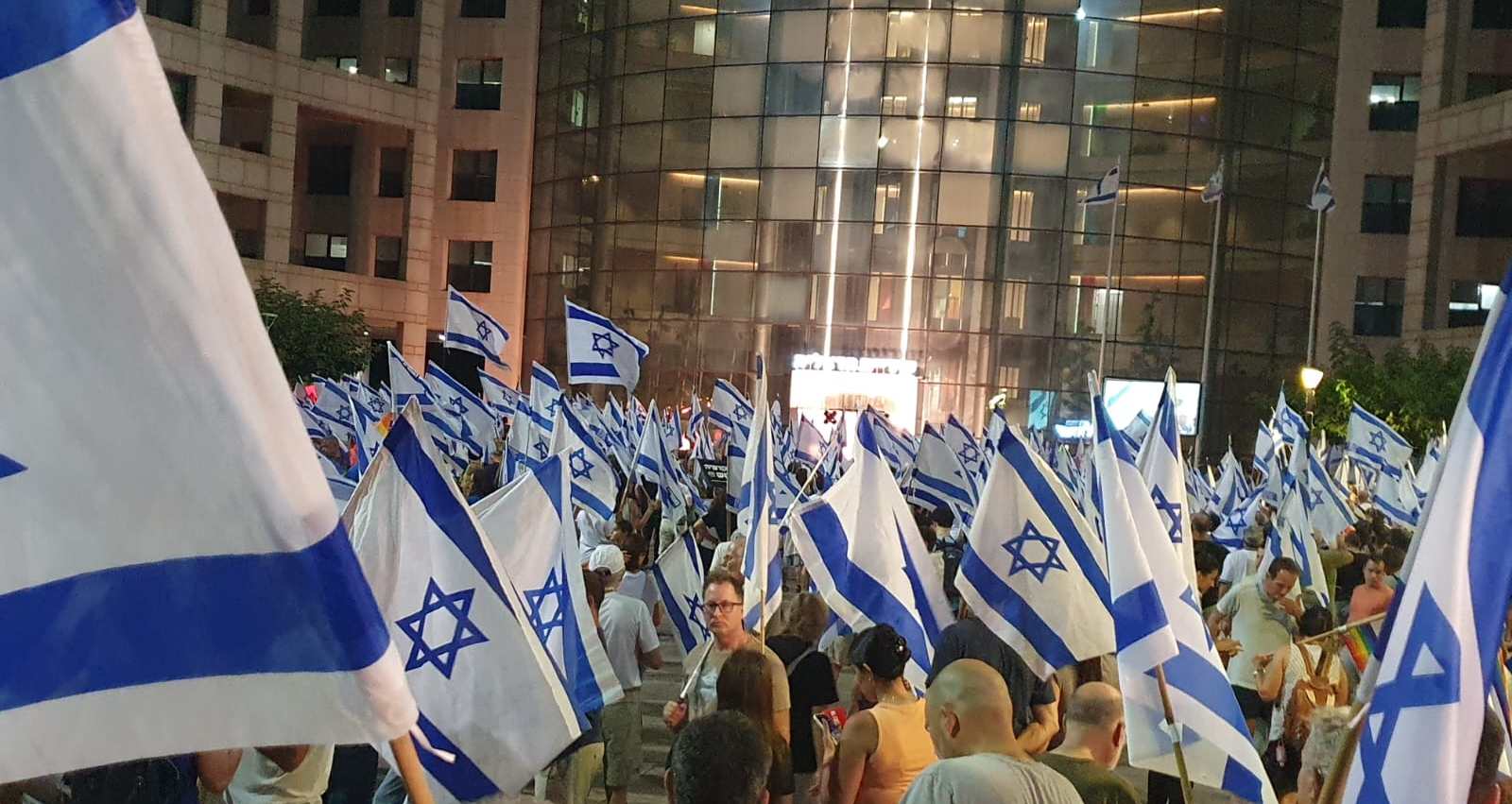 המפגינים בהרצליה. צילום: אריאל טנקוס