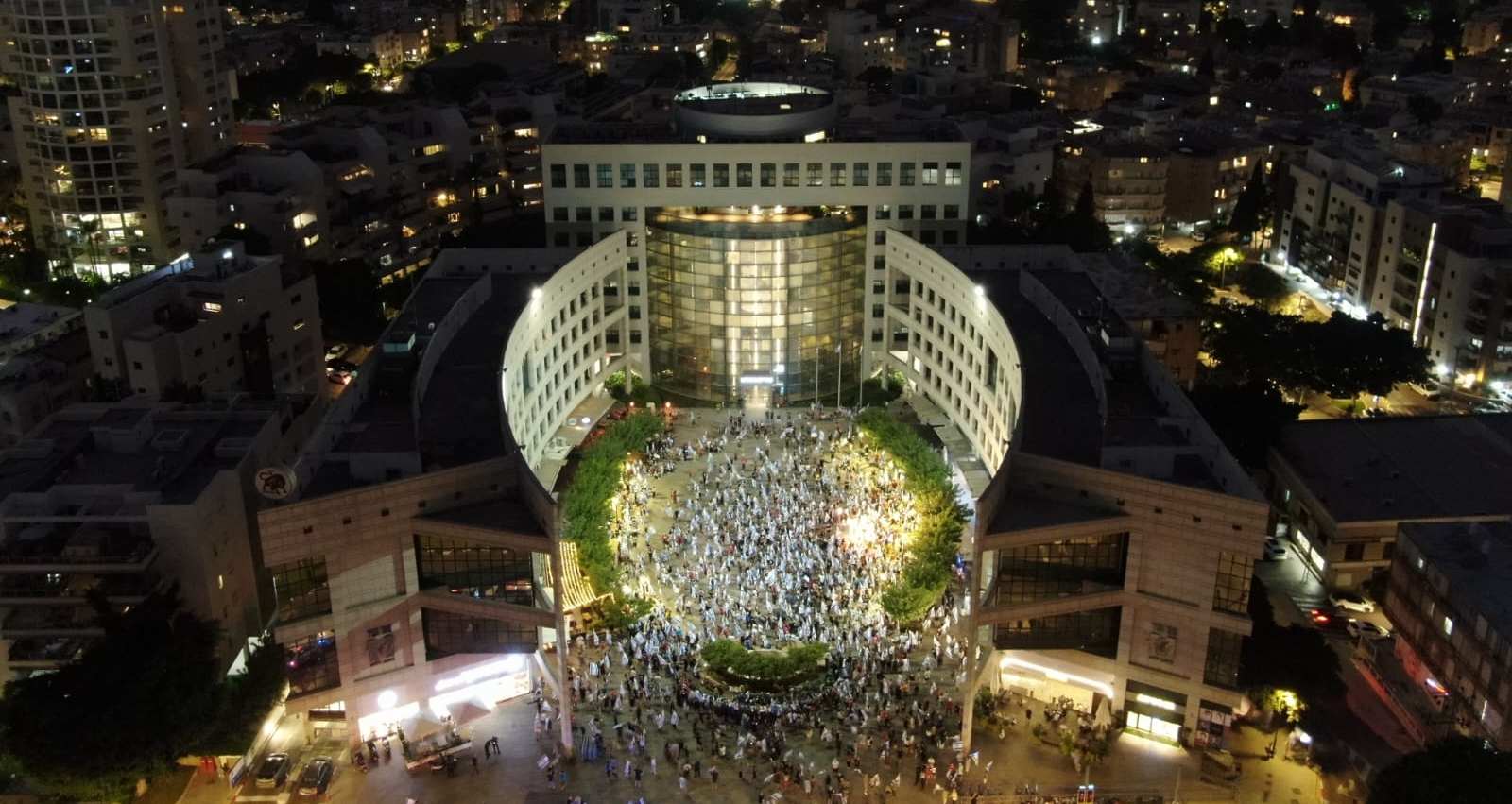 מפגינים בהרצליה. צילום שי קוריאנסקי