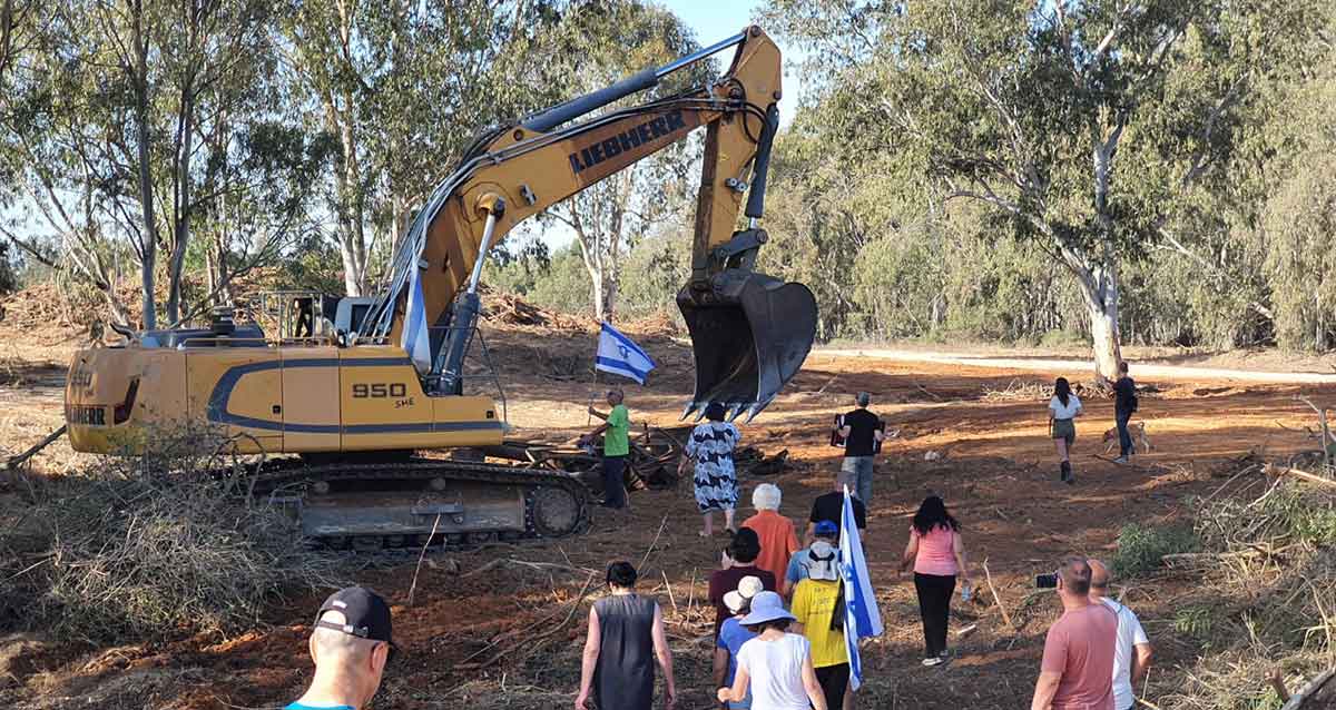 הפעילים בשטח מול אחד הטרקטורים