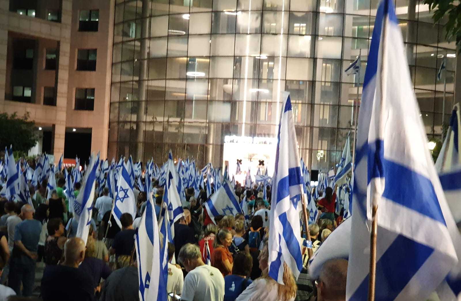 המפגינים בהרצליה. צילום: אריאל טנקוס