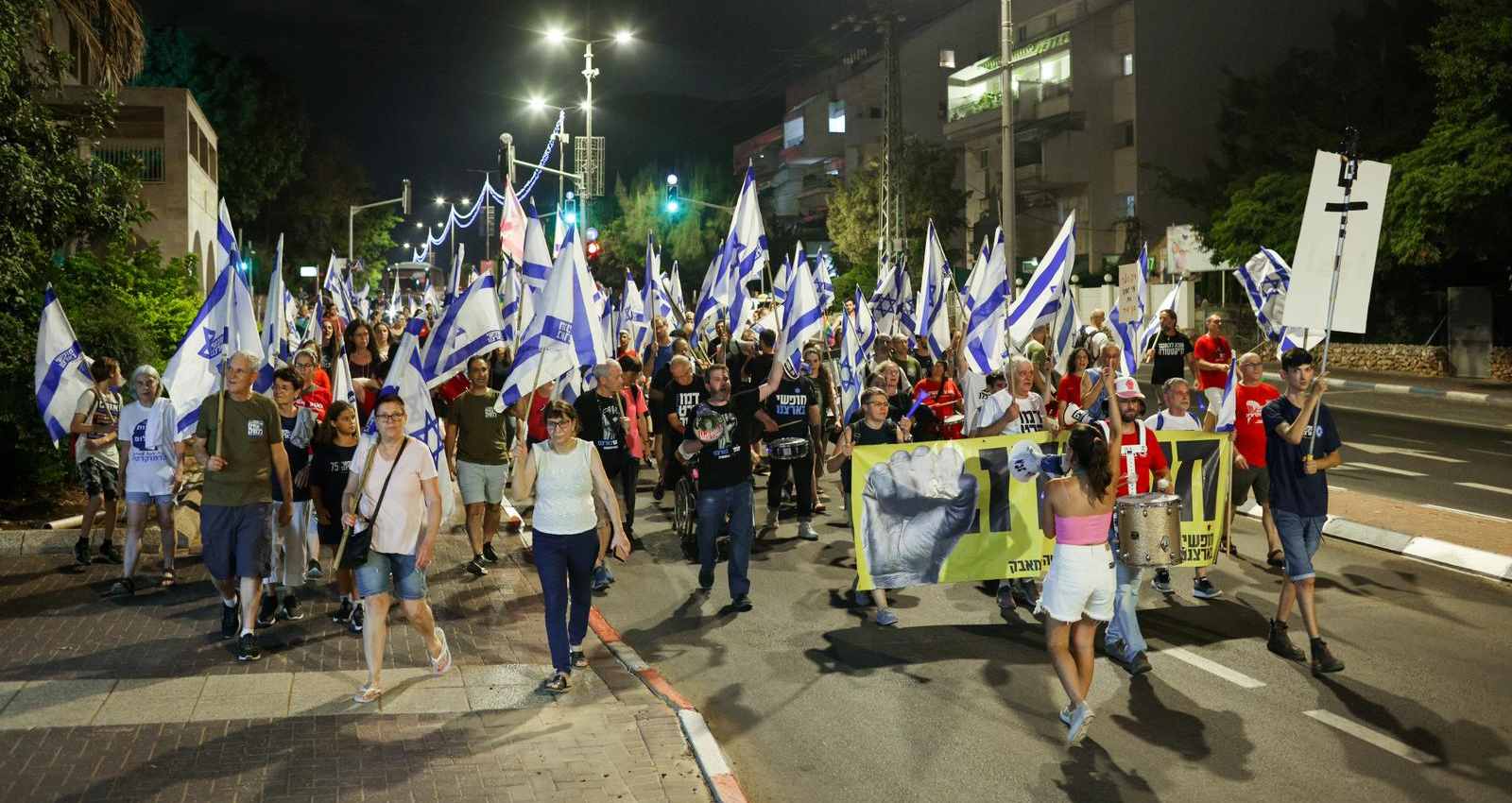 צעדה כפר סבא אחרי ההפגנה. צילום: אלון גלבוע