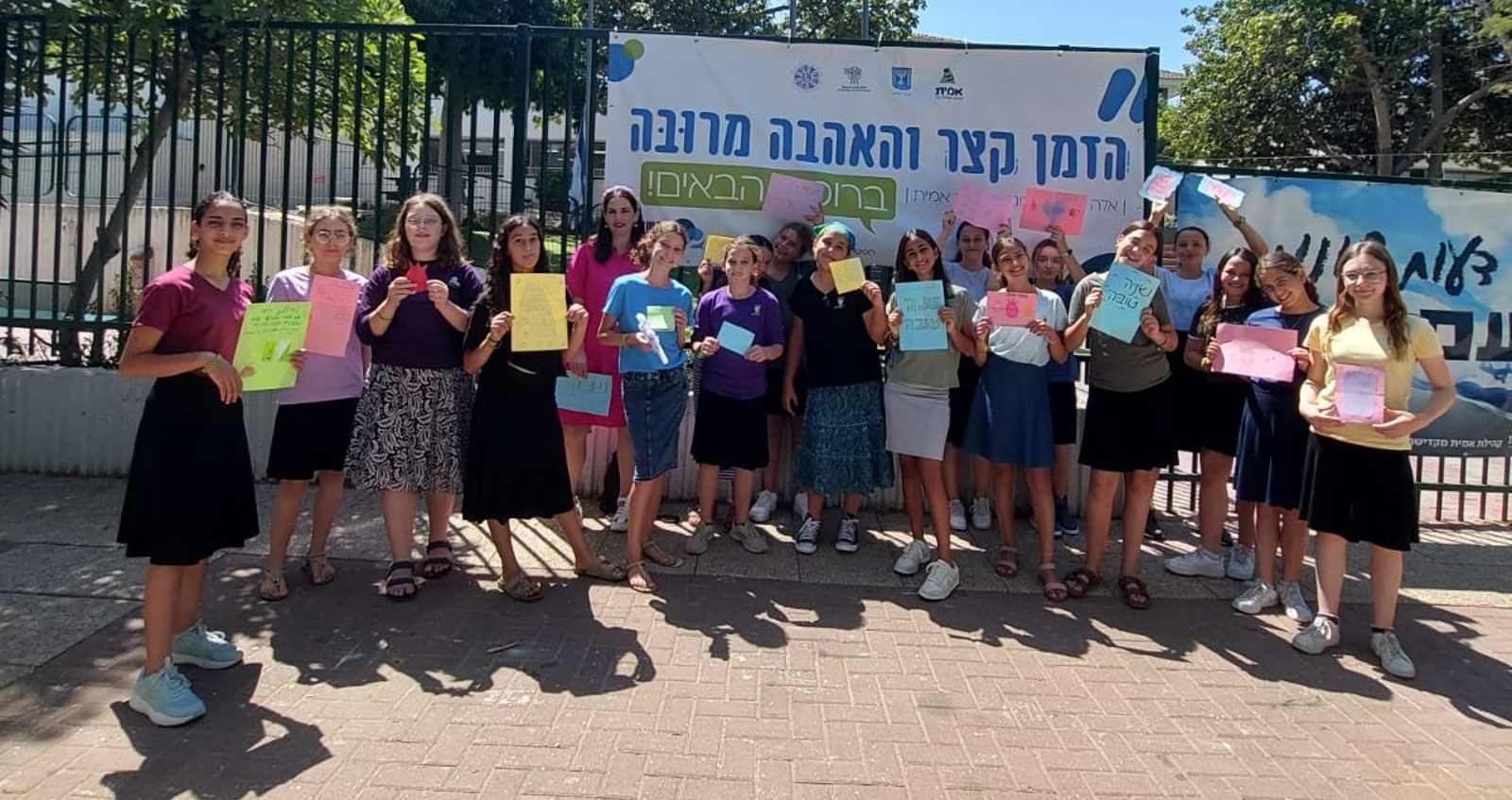תלמידות כיתה ז' עם המכתבים. צילום: דוברות אמית רננים