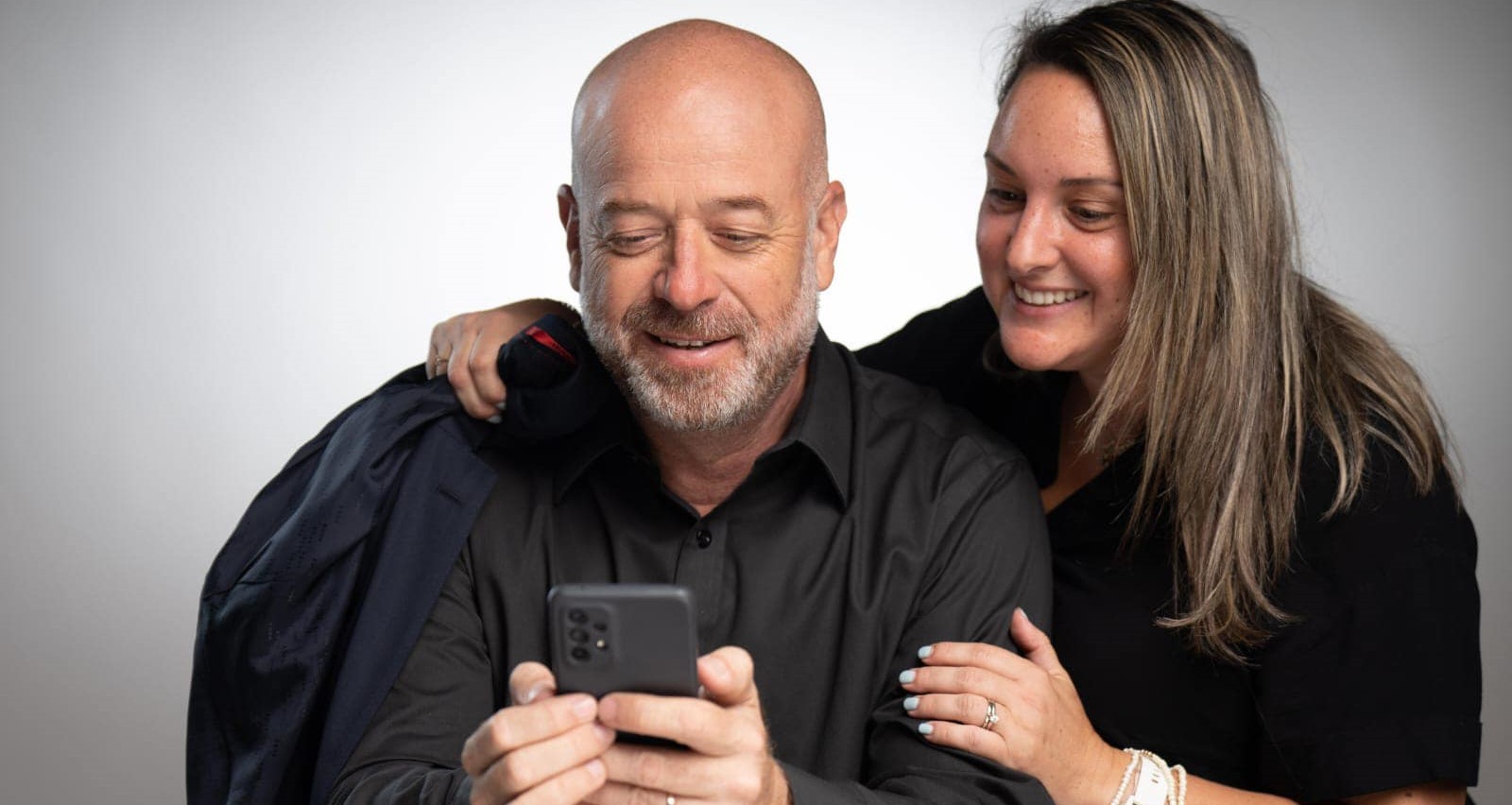 ראש העירייה הפורש בצילום משותף עם רעייתו, רויטל ירון גרובר, שהעלה בפוסט הפרידה. צילום: רמי זרנגר