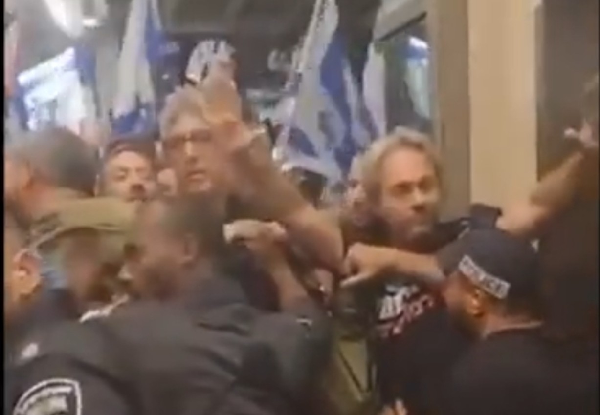 כוחות משטרה חוצצים בין המפגינים לשרה דיסטל אטבריאן. צילום: מתוך טוויטר
