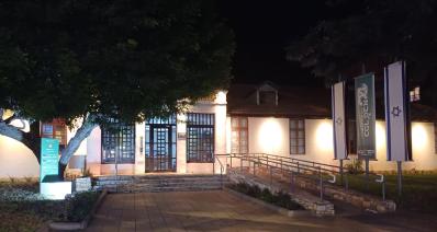 בניין עיריית כפר סבא מואר בצהוב. צילום: דוברות עיריית כפר סבא