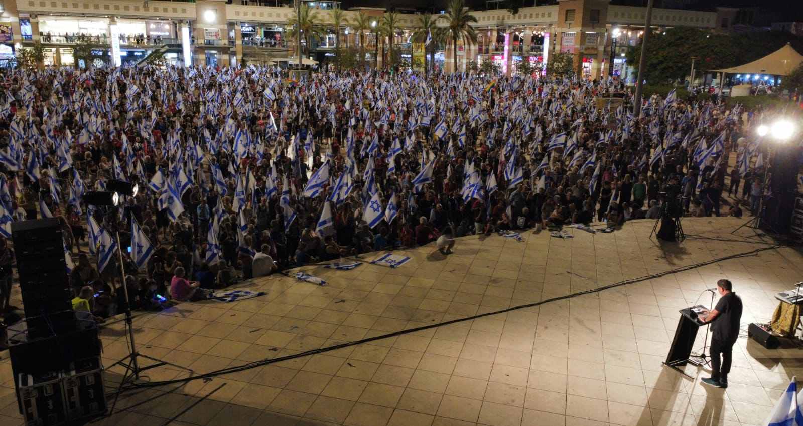 יריב אופנהיימר בהפגנה בכפר סבא. צילום: גבריאל מלצר