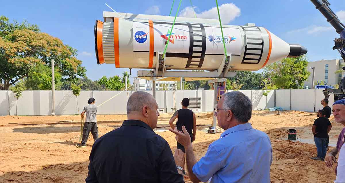 משה פדלון והחללית המוצבת במרכז החדש
