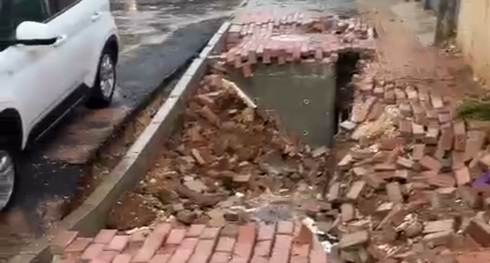 הנזק שנגרם ברחוב שירת גאולים. צילום: דוברות עיריית הרצליה