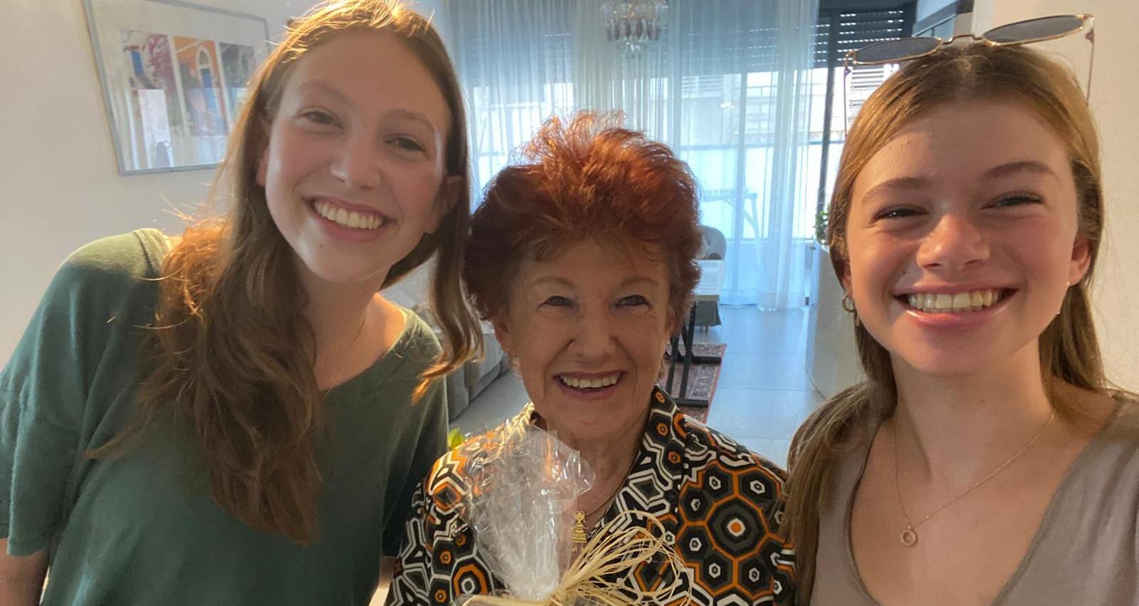 תלמידות רננים עם ניצולת שואה ברעננה. צילום: יח"צ