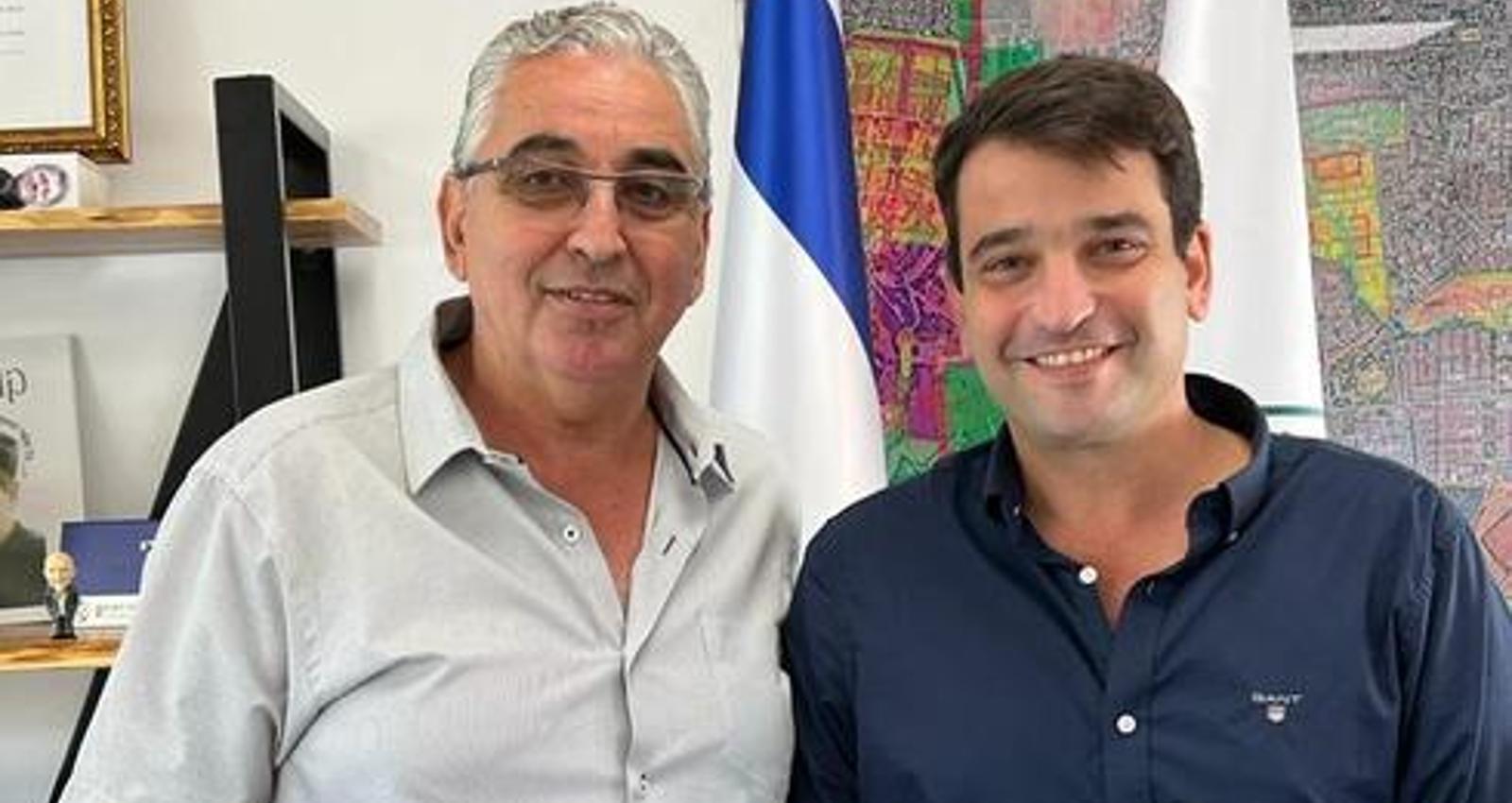 אמיר כוכבי וחיים ברוידא. צילום: עיריית הוד השרון