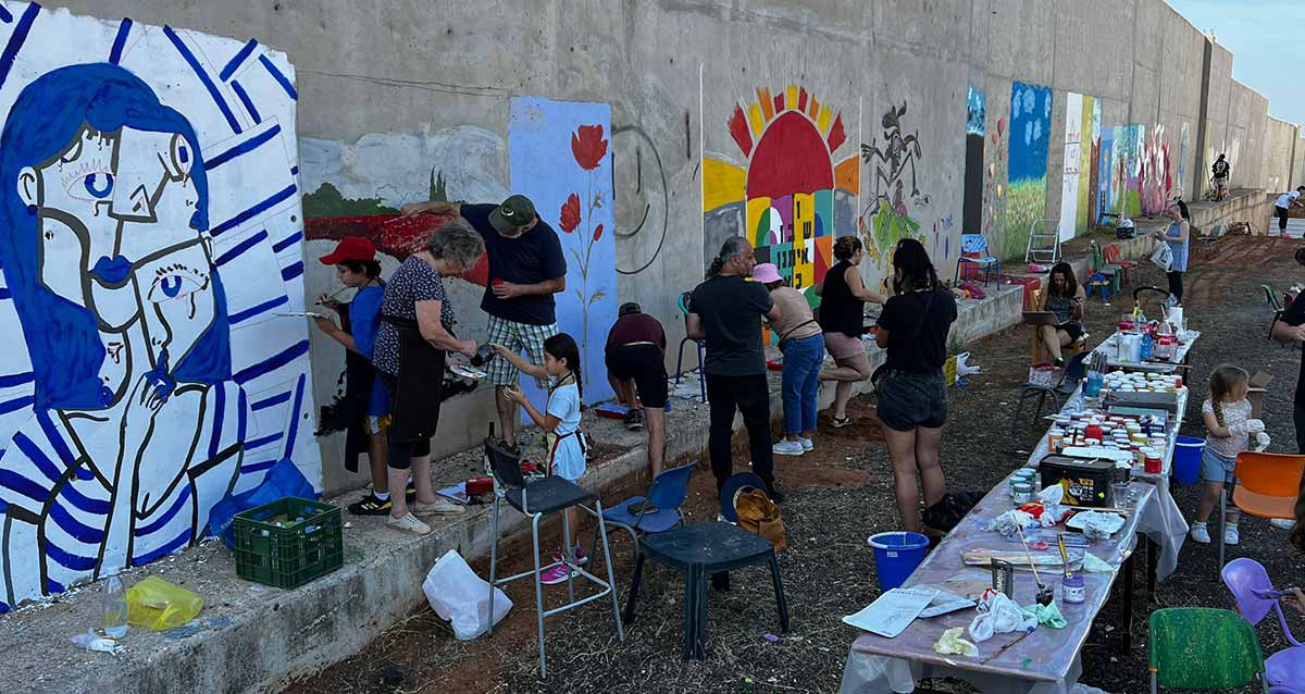 חומה מרכזית ברעננה נצבעה בציורי גרפיטי על ידי אומנים מכל הארץ