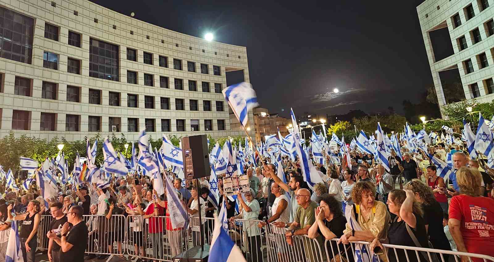 ההפגנה בהרצליה. צילום: אריאל טנקוס
