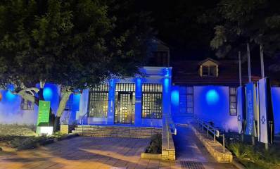 מבני עיריית כפר סבא הוארו בכחול ולבן. צילומים: עיריית כפר סבא