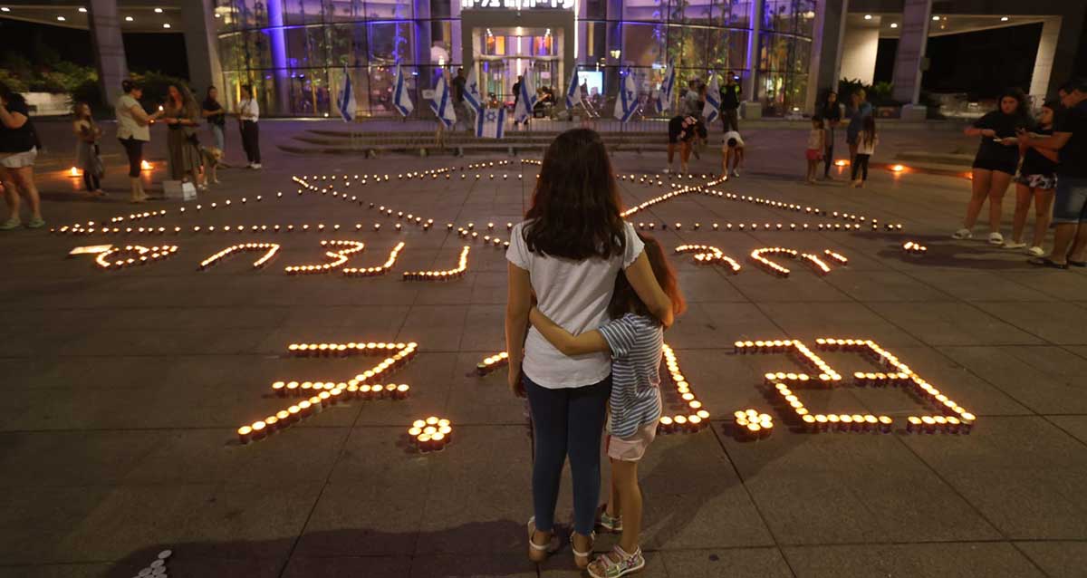 הדלקת נרות זיכרון בהרצליה. ביחד ננצח