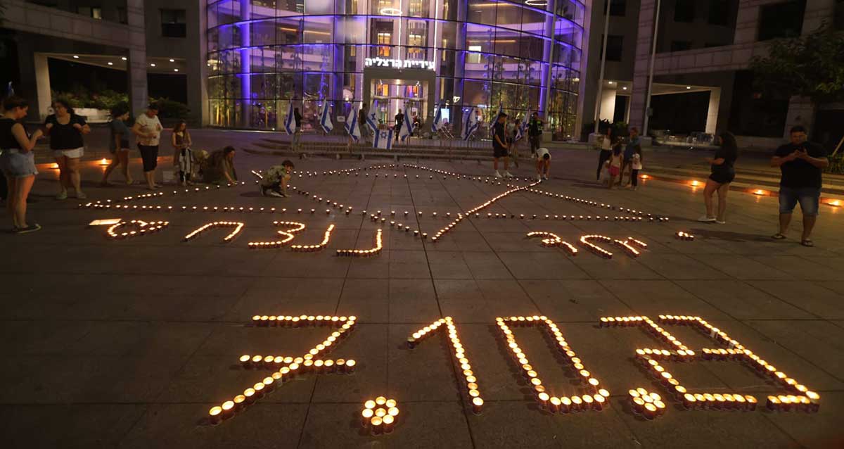 הדלקת נרות זיכרון בהרצליה. ביחד ננצח
