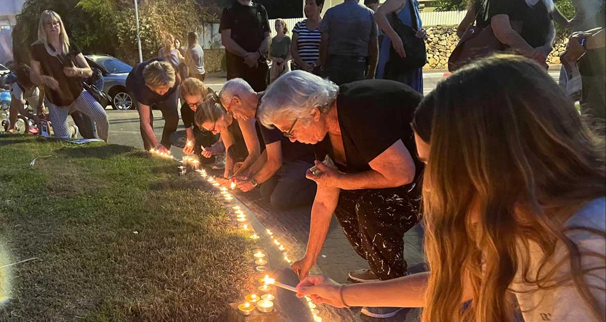 נרות לזכר הנרצחים.ות סמוך לבית של דני דנון, רעננה.