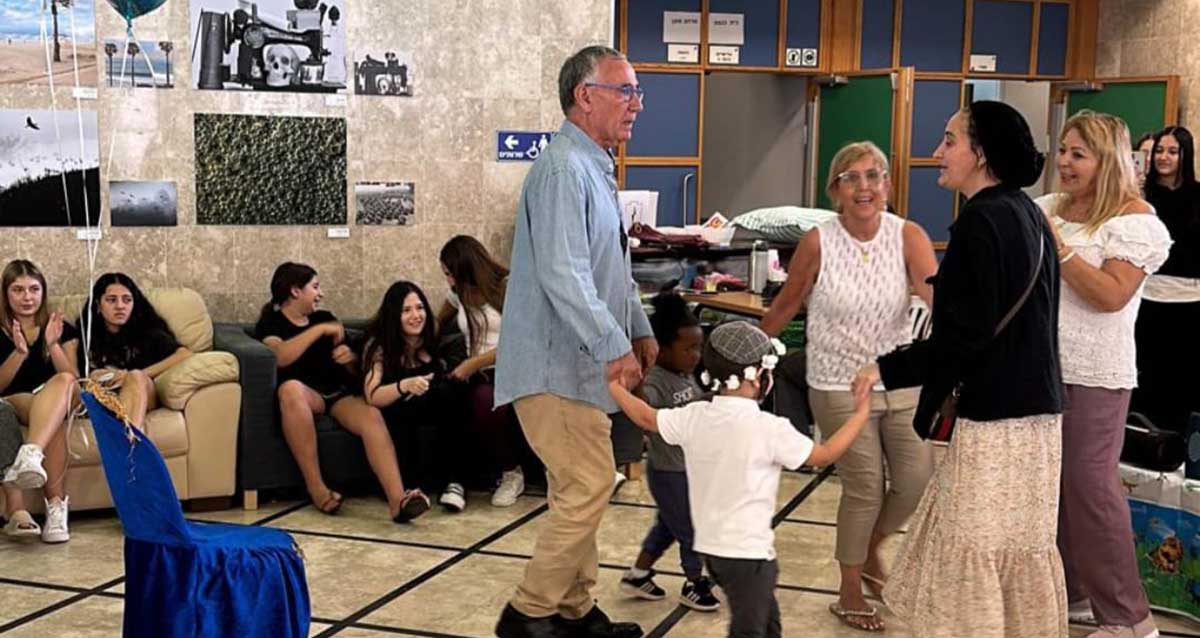 משה פדלון ראש העיר הרצליה חוגג יום הולדת חמש לתושב מופנה מאשקלון