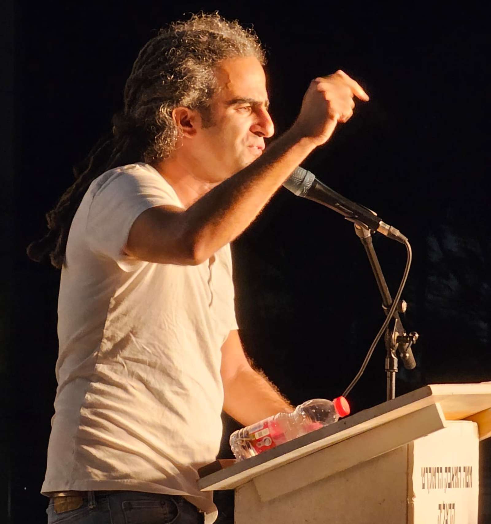 תומר נאור בהפגנה בהרצליה. צילום: אריאל טנקוס