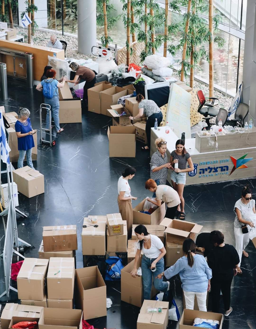 אורזים בבניין עיריית הרצליה. צילום באדיבות דוברות העירייה