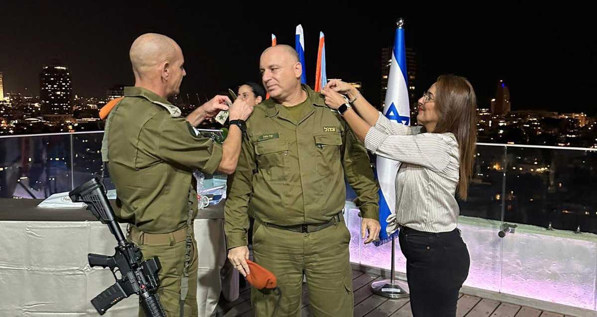 הענקת דרגות אלוף משנה במילואים לעדי וידל. את הדרגה העניקו לו אשתו ומפקד פיקוד העורף, אלוף רפי מילוא.