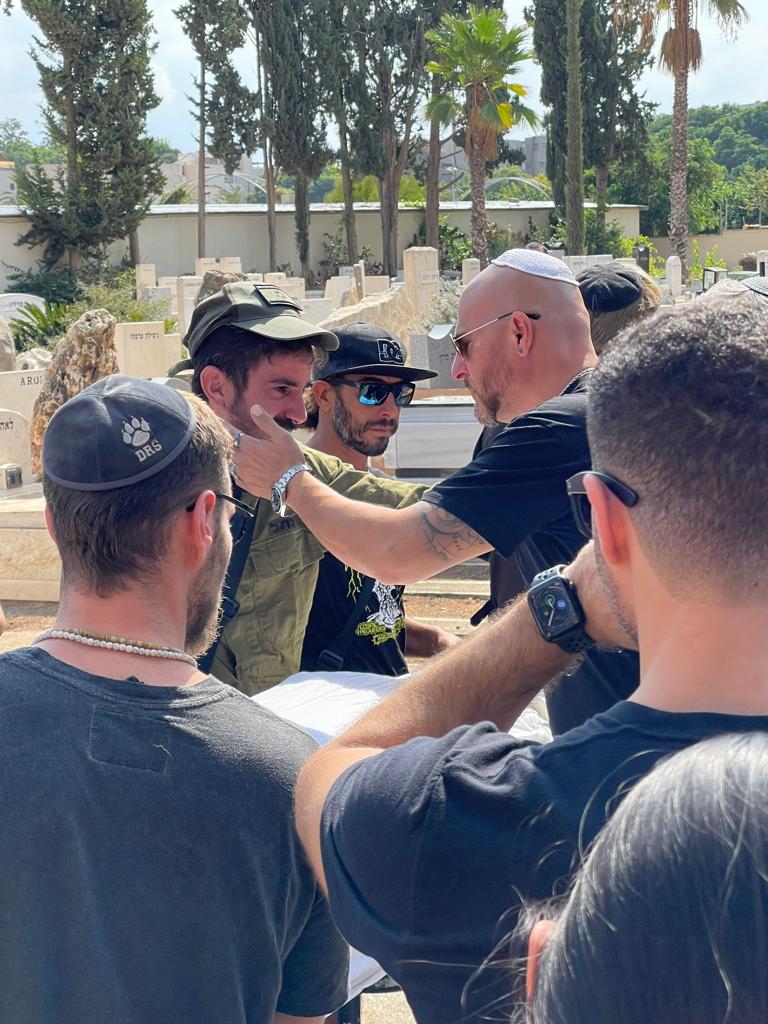 אסף אמר בבית העלמין. צילום: פרטי