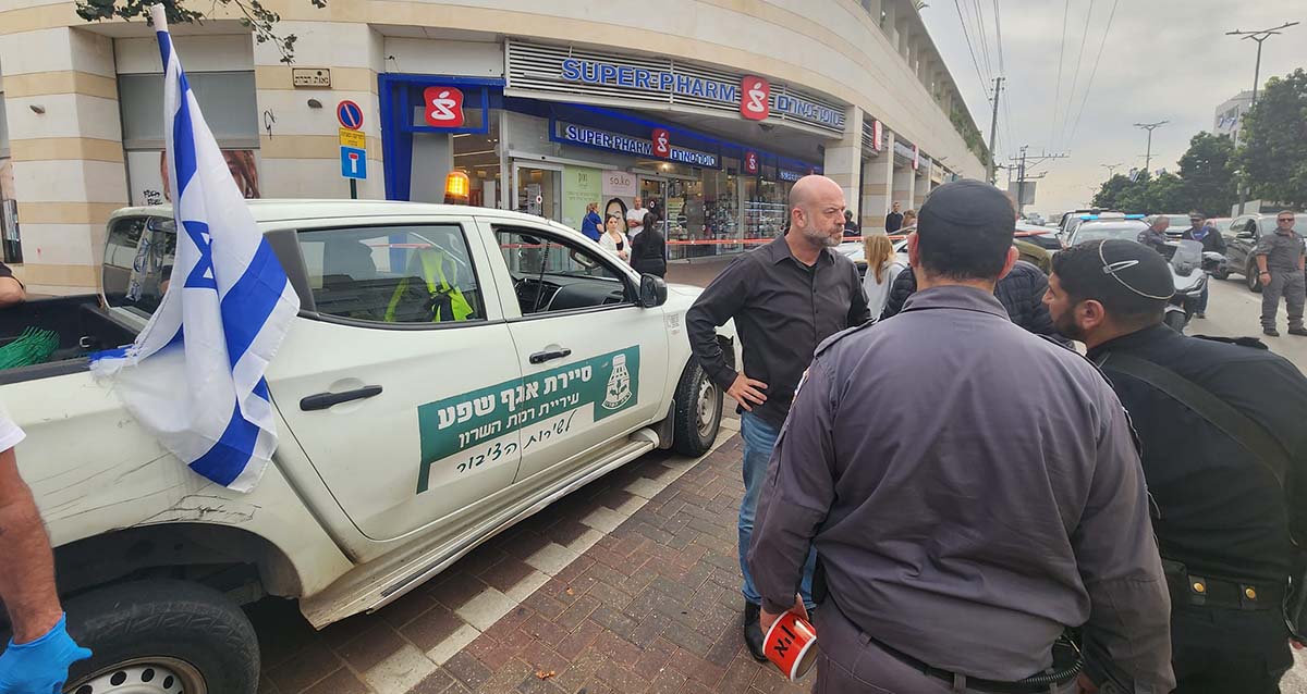 ראש העירייה אבי גרובר באזור בו נעצרה המכונית הגנובה