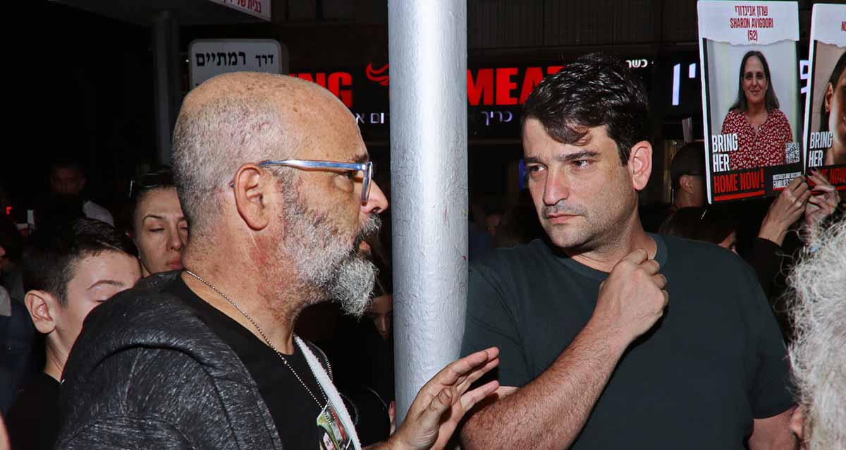 חן אביגדורי וראש עיריית הוד השרון אמיר כוכבי בעצרת תמיכה בנחטפים, הנעדרים ובני משפחותיהם - הוד השרון