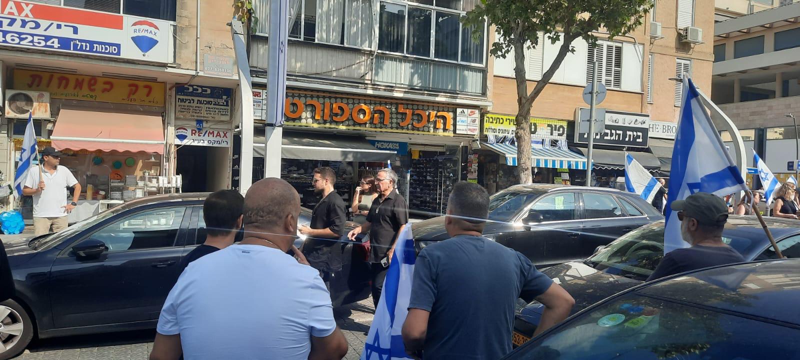 ראש העירייה משה פדלון בעת מסע ההלוויה. צילום: אסף אמר - הרצליה העיר שלי