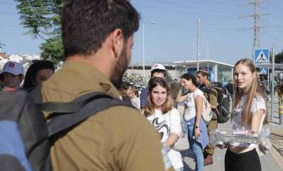 תלמידי תיכון 'חדש' בהרצליה הפתיעו בסוף השבוע בתחנת הרכבת את חיילי צה"ל שחזרו הביתה מהצבא