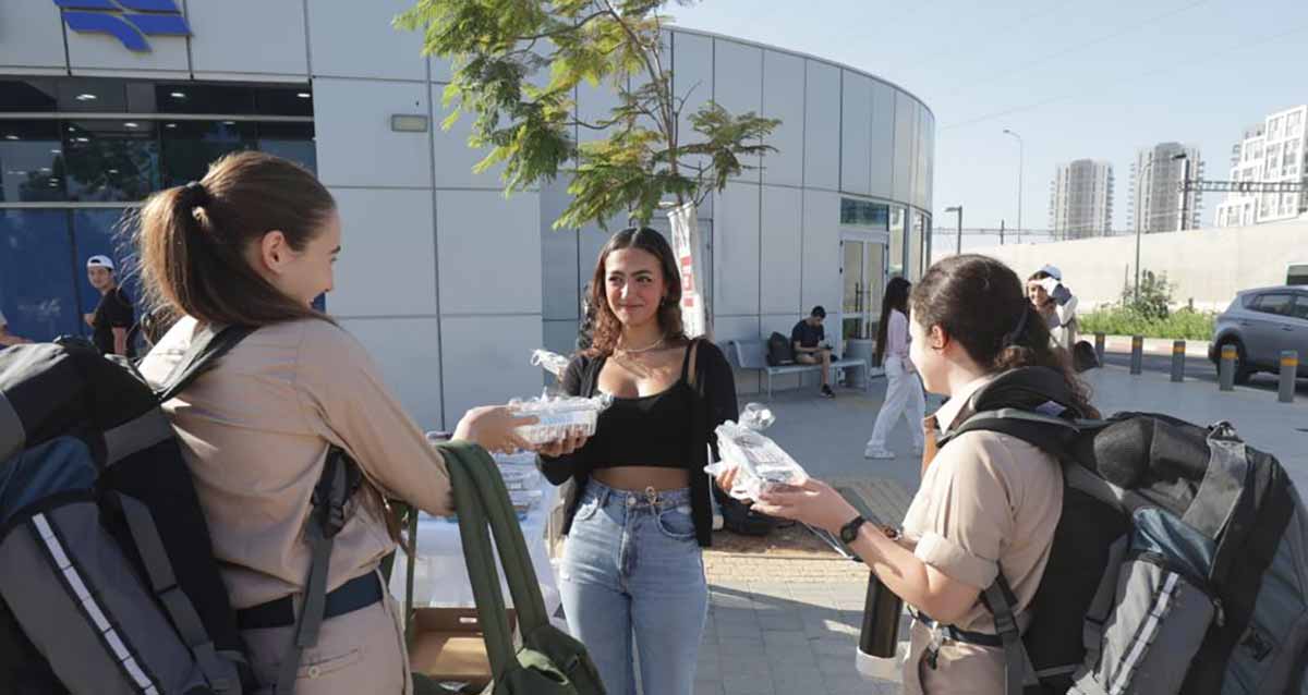 תלמידי תיכון 'חדש' בהרצליה הפתיעו בסוף השבוע בתחנת הרכבת את חיילי צה"ל שחזרו הביתה מהצבא