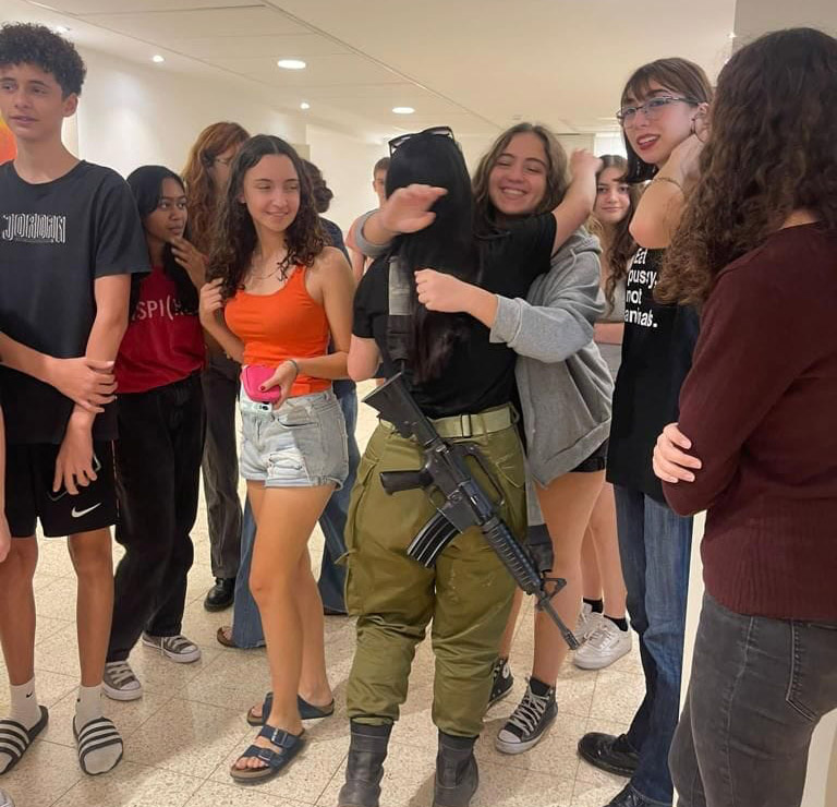 המורה לינוי אביטל במפגש עם התלמידים. צילום באדיבות תיכון "אלון" רמה"ש
