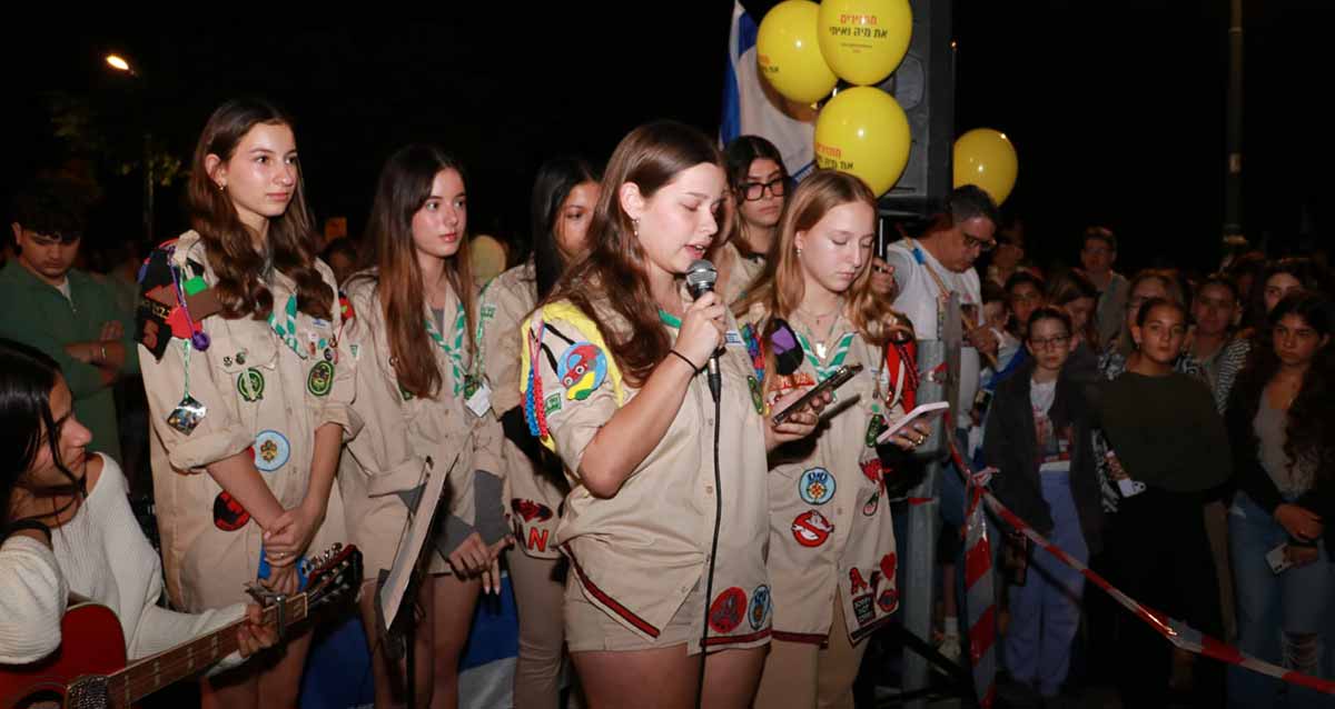 עצרת לשחרור החטופים. הרצליה. החניכות של מיה רגב
