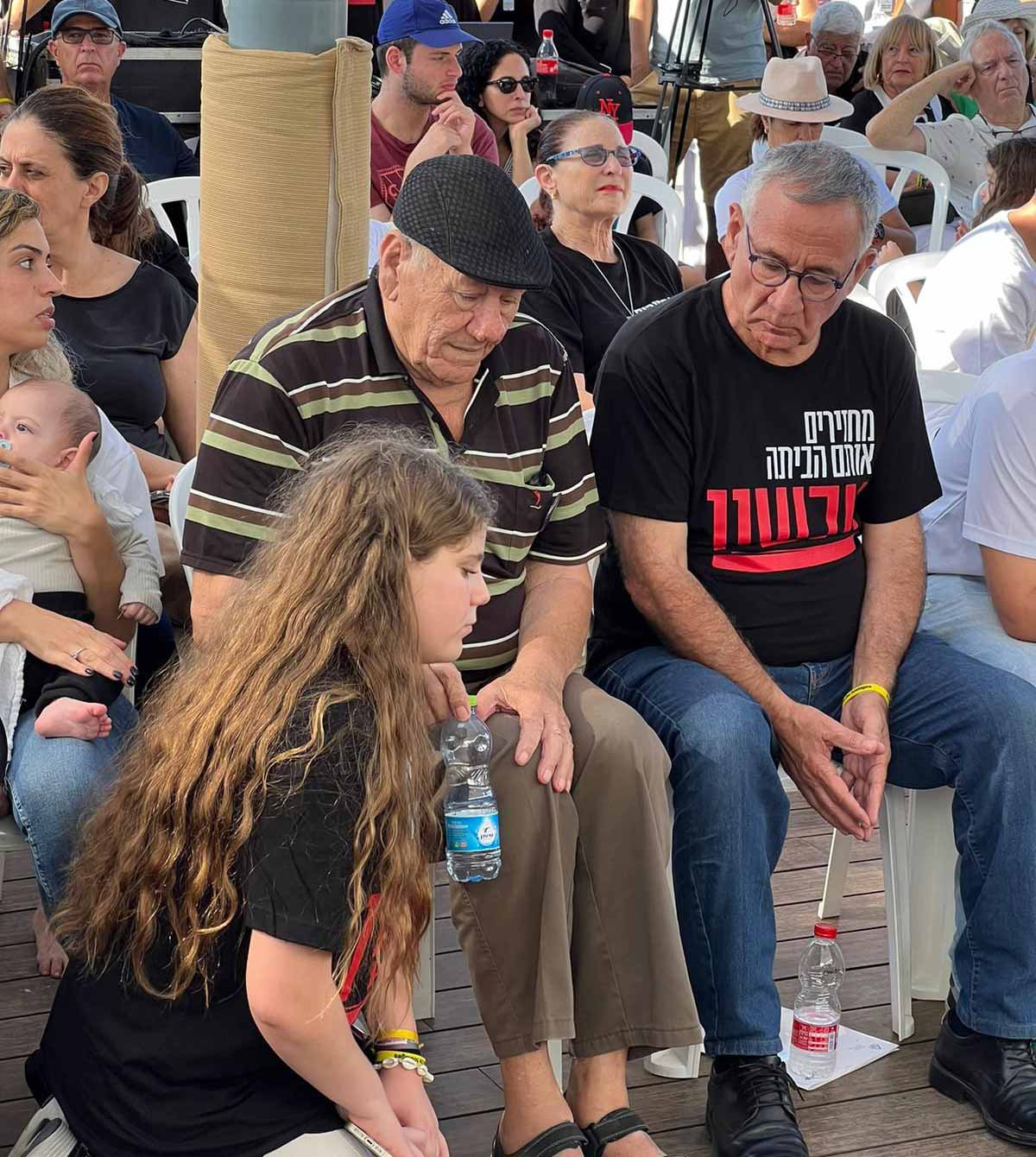 סבא מוסא (סבא של מייה שם החטופה) ומשה פדלון. באירוע למען החטופים בחוף הרצליה.