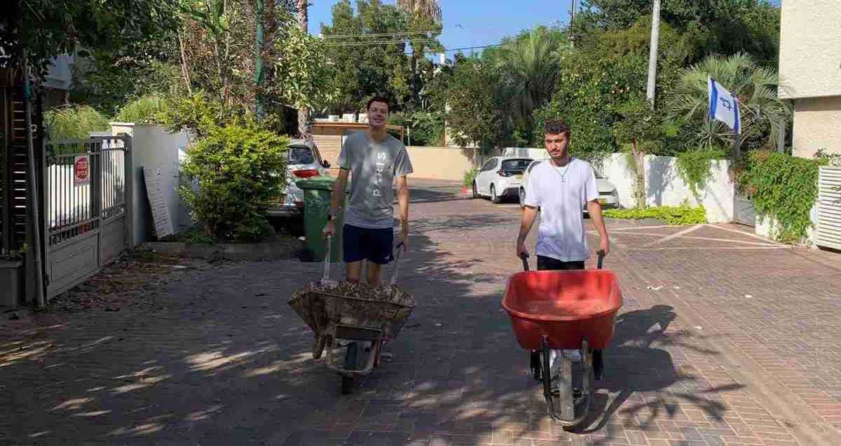 תלמידי "תיכון חדש" בפעולה. צילום באדיבות דוברות עיריית הרצליה