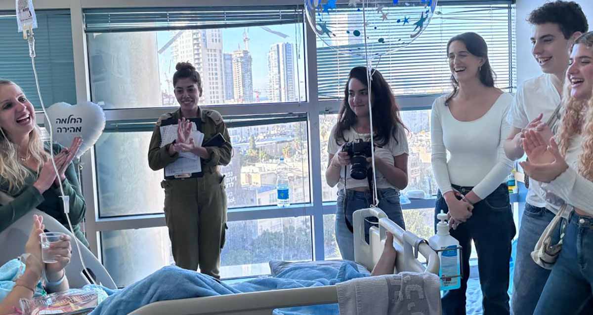 חברי להקת על הבמה מהרצליה מבקרים את הפצועים באיכילוב