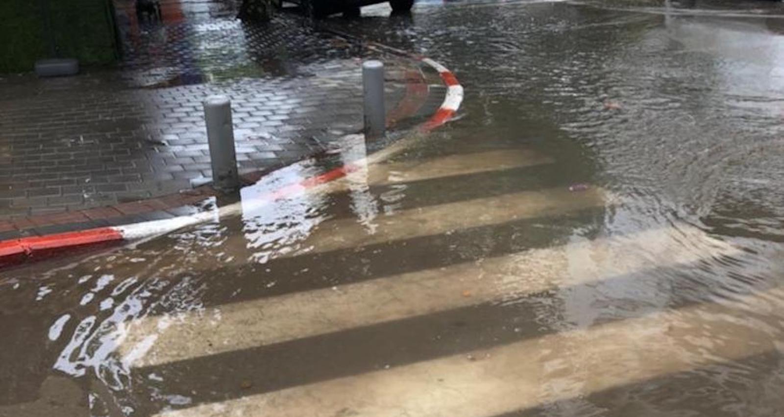 כביש מוצף. צילום: פרטי