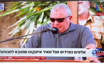 גדי איזנקוט מספיד את בנו רס"ר גל מאיר ז"ל. צילום מתוך ערוץ 12