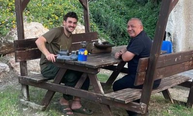 גל מאיר איזנקוט ז"ל עם אביו במלחמה. צילום: דובר צה"ל