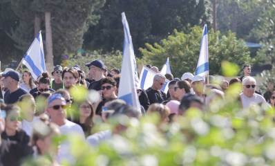 תושבי העיר הרצליה חולקים כבוד אחרון לגל מאיר איזנקוט. הלוויה